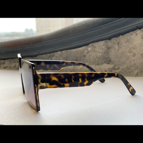 Tortoise Shell Sun Glasses - Picture 3 of 5